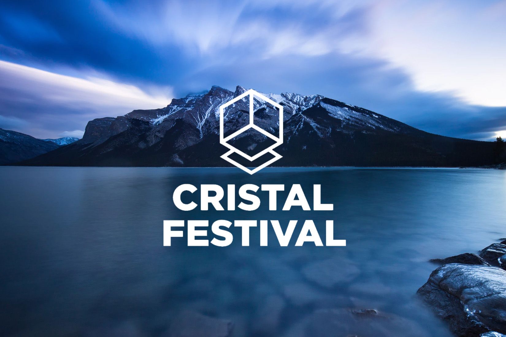 Logotype du Cristal Festival sur une image de lac avec une montagne en arrière plan